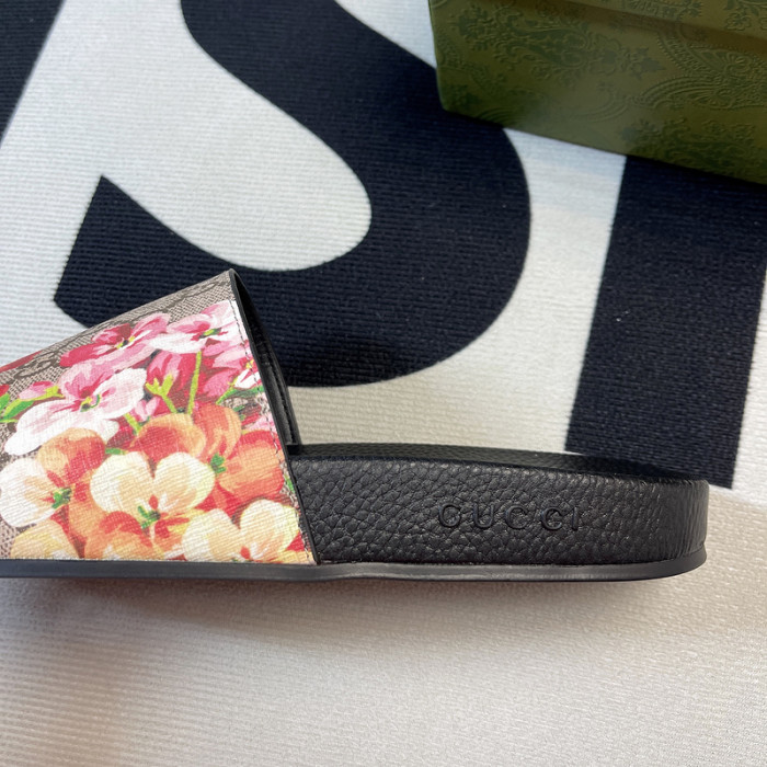 G*u*i SLIPPERS D6588