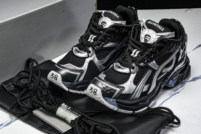 Ba*len*cia*ga Runner 772774 W3RNY 0322