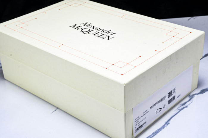 Ale*d*r M*Q*en E2730