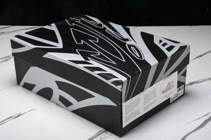 Off-White c/o Virgil Abloh