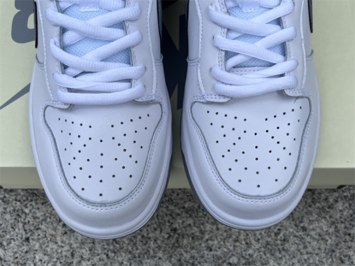 S*prem* x Nike SB Dunk Low White / Metallic Silver-White HQ8487-100