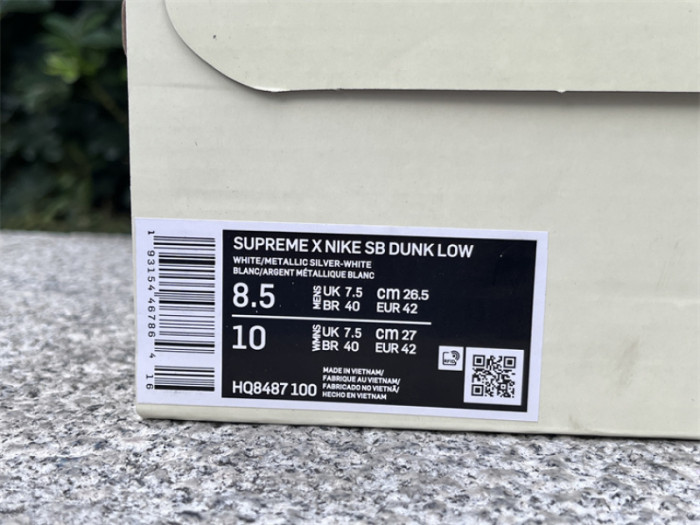 S*prem* x Nike SB Dunk Low White / Metallic Silver-White HQ8487-100