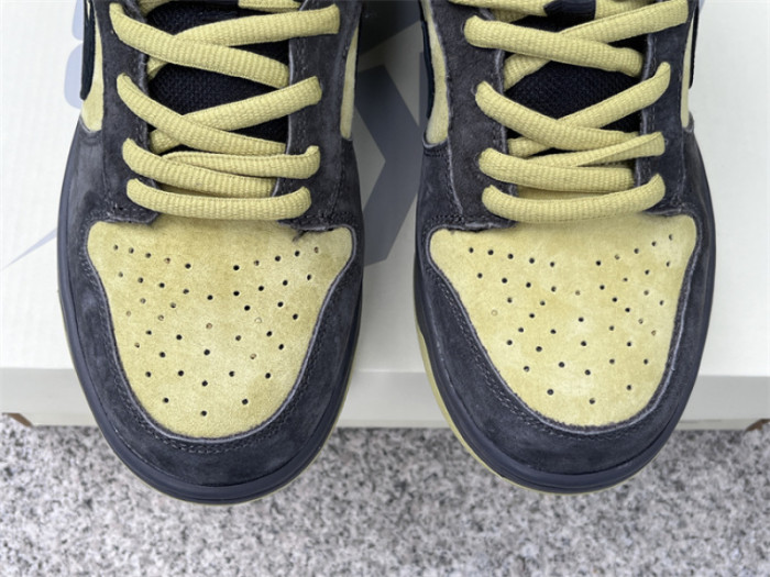 S*prem* x Nike SB Dunk Low Camper Green HQ8487-300