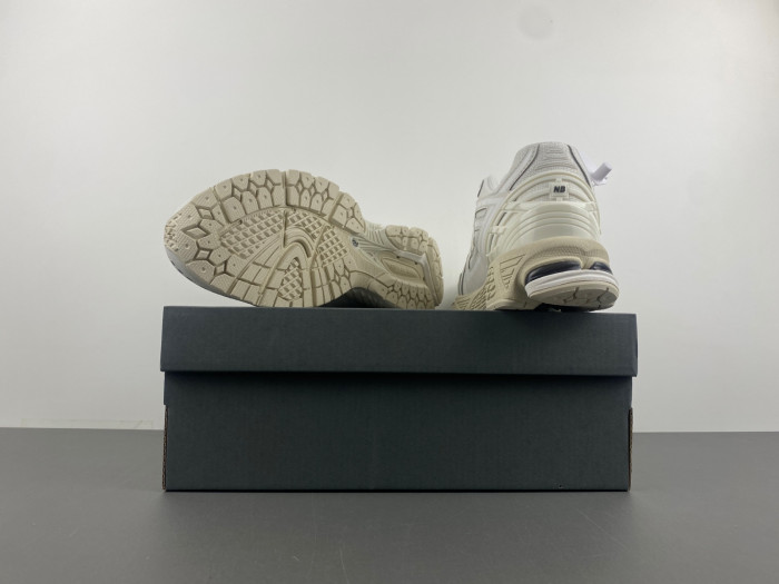 New Balance M1906RWW