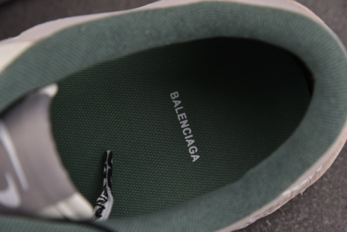 Ba*len*cia*ga Hamptons Worn-Out