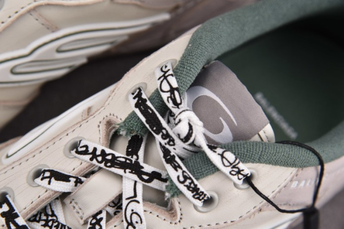 Ba*len*cia*ga Hamptons Worn-Out